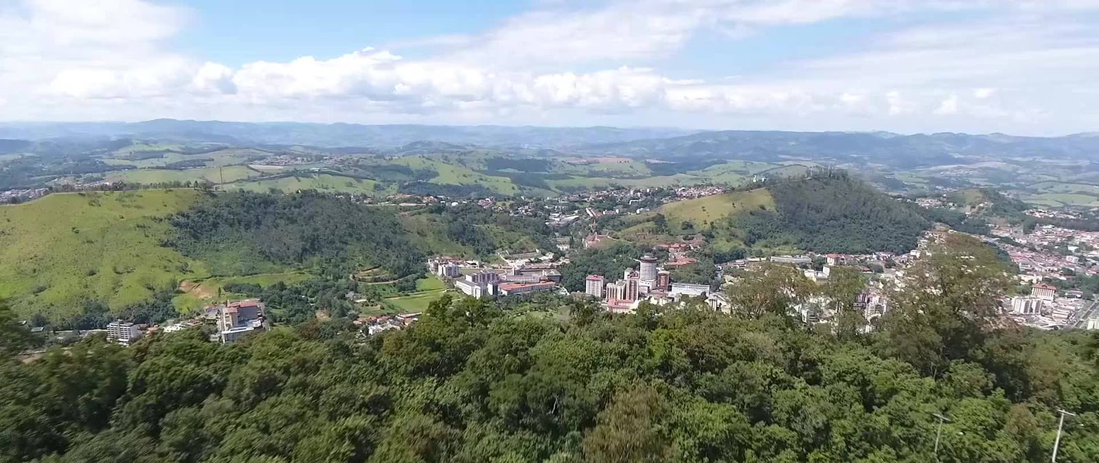 Águas de Lindóia - Vista aérea geral com muito verde - Foto João Eduardo Biscuola