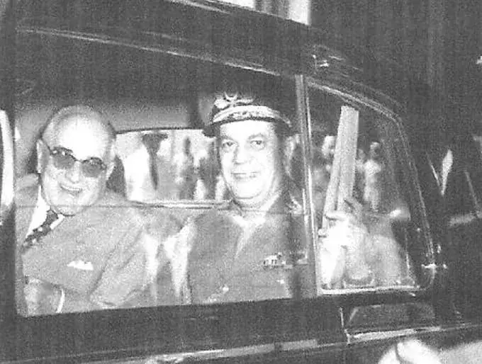 Getúlio Vargas no Rolls-Royce da Presidência da República Fechado - Águas de Lindóia SP