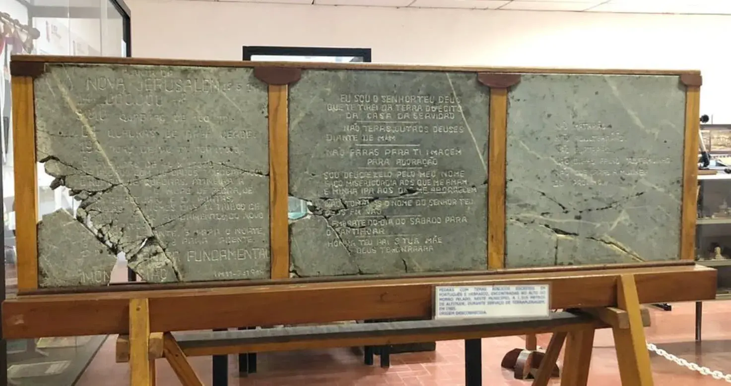 Pedras com textos em português e em hebraico - Museu Historico e Geográfico de Monte Sião – Águas de Lindóia SP
