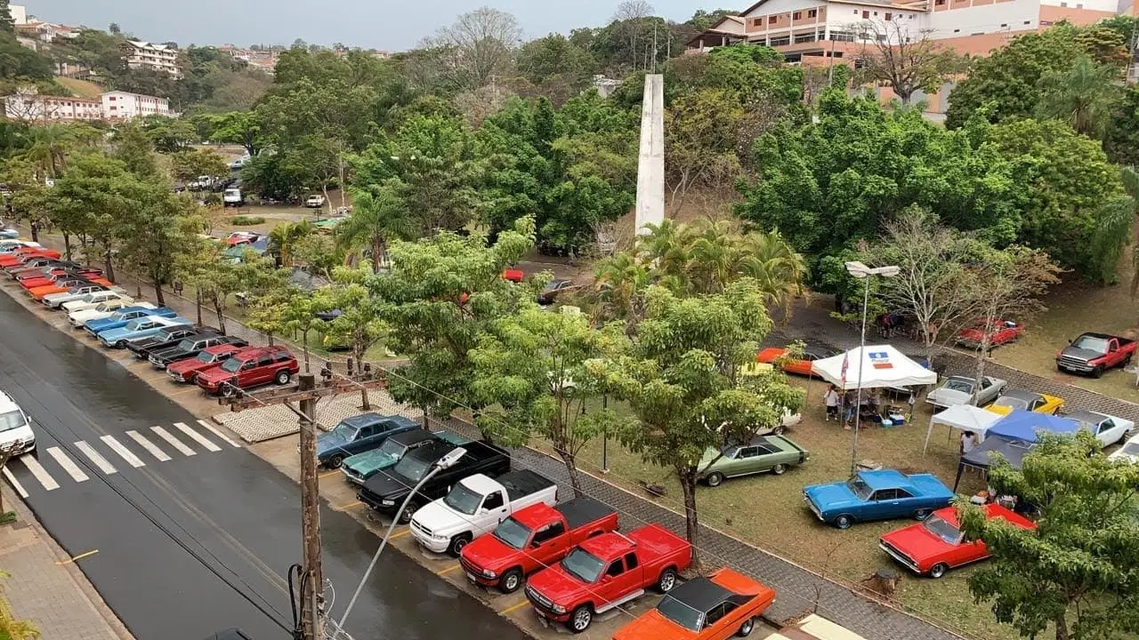 Águas de Lindoia – Praça Dr. Vicente Rizzo, em frente ao hotel Majestic, Mopar Nationals 16 a edição – Foto Arquivo Chrysler Clube do Brasil