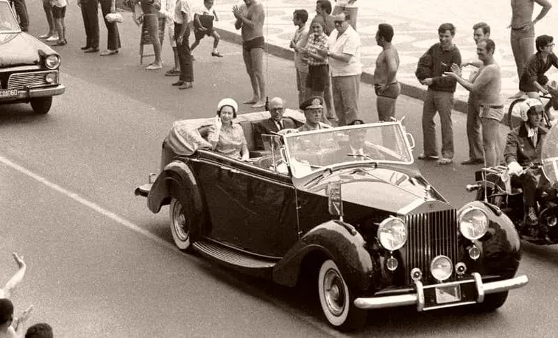 Rainha Elizabeth no Rolls-Royce presidencial na Av. Atlântica, Rio, em 1968 - Águas de Lindóia SP