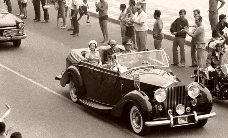Rainha Elizabeth no Rolls-Royce presidencial na Av. Atlântica, Rio, em 1968 - Águas de Lindóia SP
