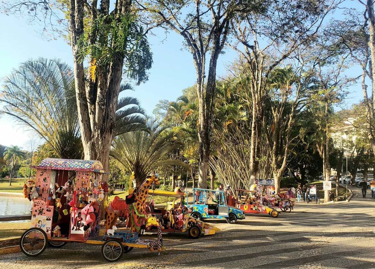 Tradicionais carrinhos para passeio na Praça Adhemar de Barros - Águas de Lindóia SP